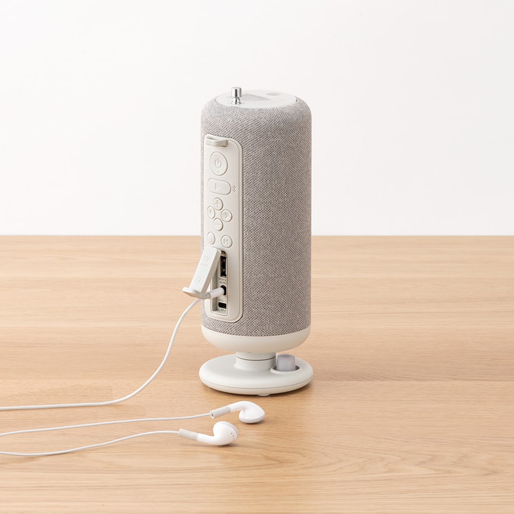 これ一台で『聴く・照らす・充電する』。操作も簡単な、大人のための