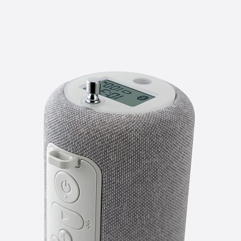 これ一台で『聴く・照らす・充電する』。操作も簡単な、大人のための