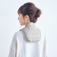 首筋をしっかりカバー、ハイネック設計