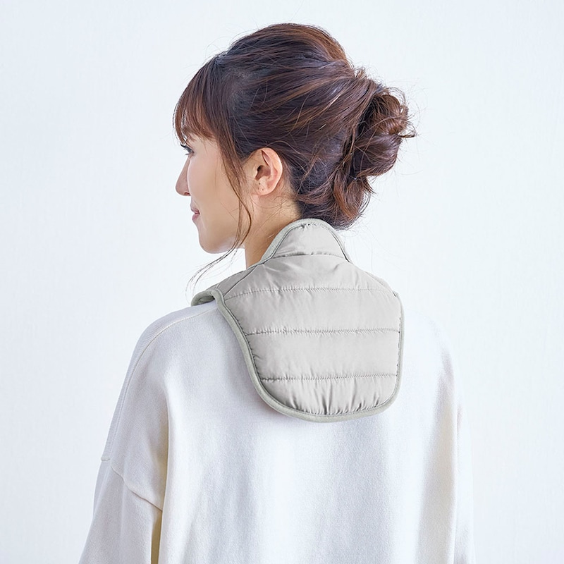 首筋をしっかりカバー、ハイネック設計