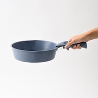 左右に注ぎ口のある独特な形状がアクセント