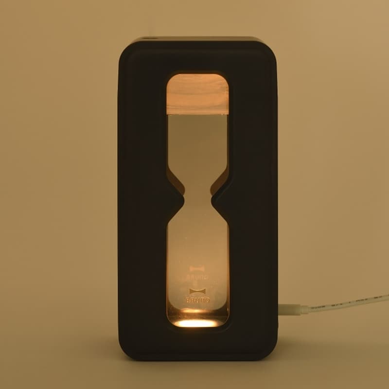 砂時計モチーフの窓から水位の変化を視覚的に楽しめます