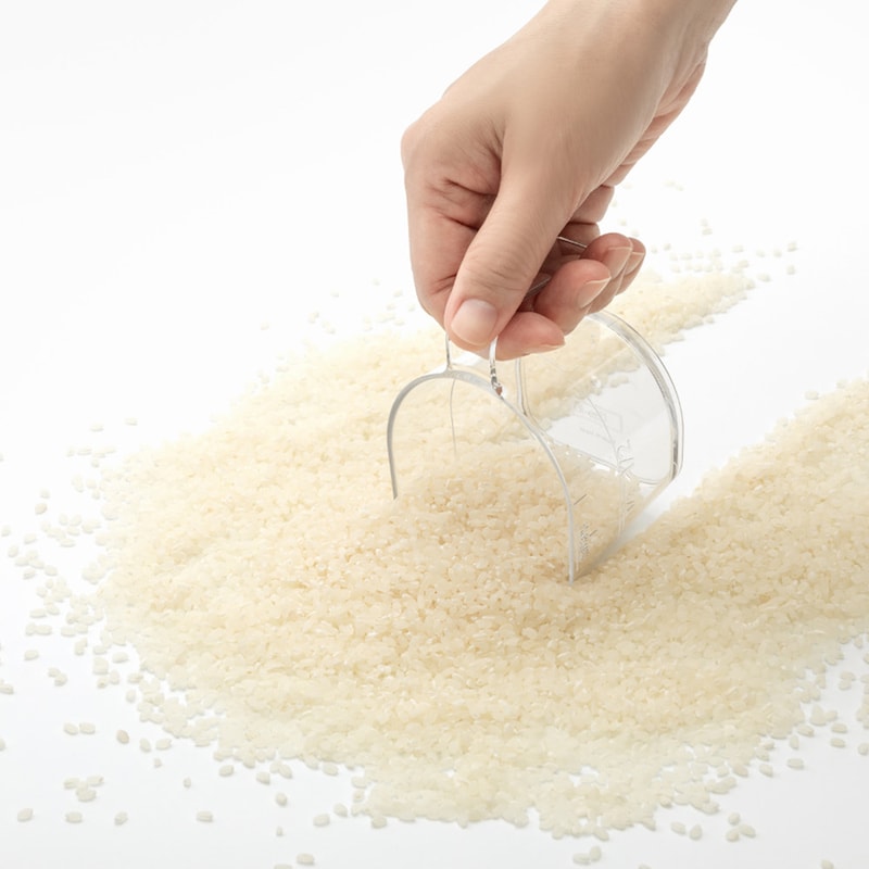 片面が平らな形状で、お米の量が少なくてもすくいやすい計量カップ(180ml)付き