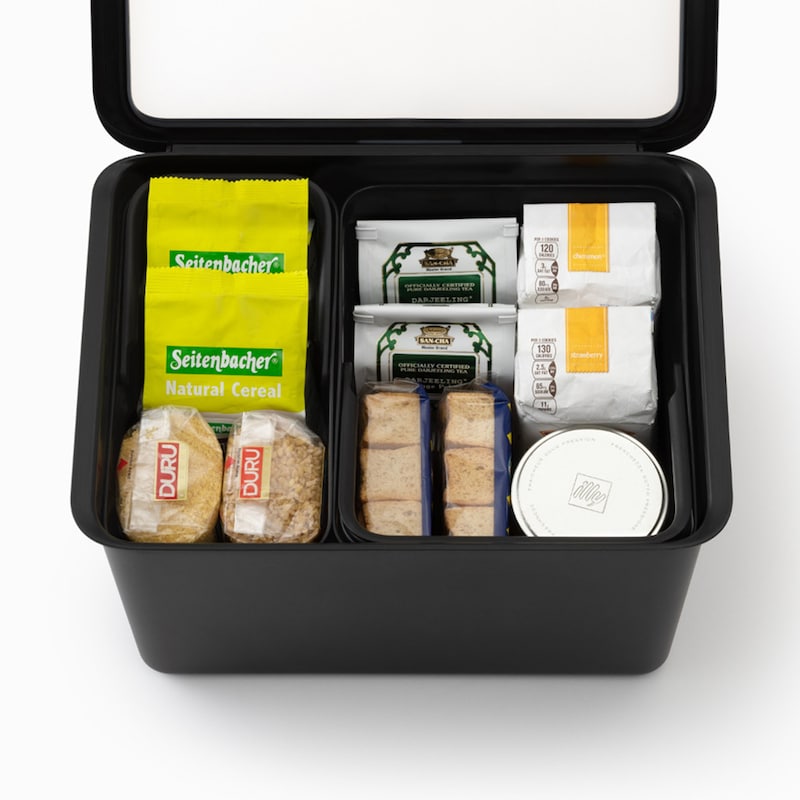 シリアル・オートミール・コーヒーなどの朝食セット