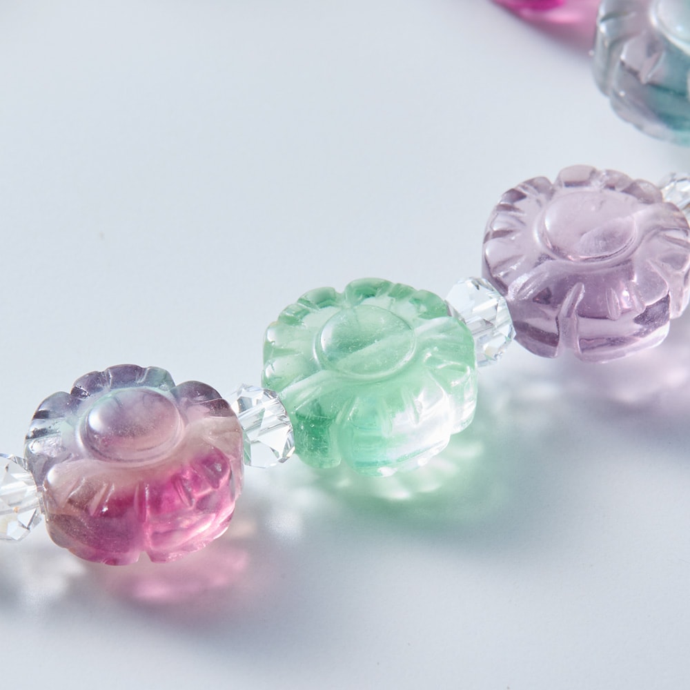 あてる光によって幻想的に色味が変わる宝石「フローライト」を使用