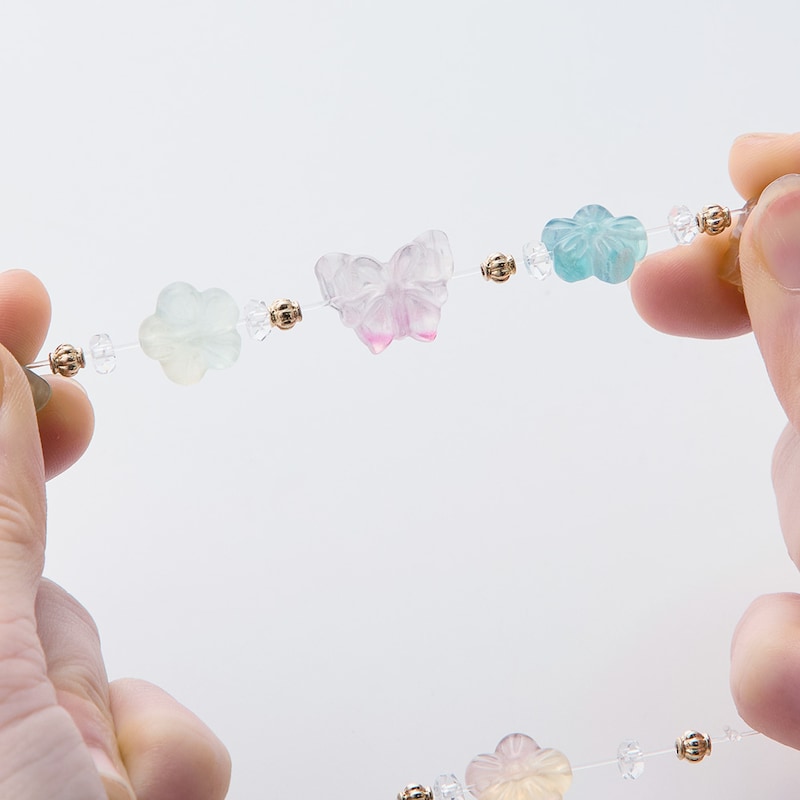 あてる光によって幻想的に色味が変わる宝石「フローライト」を使用