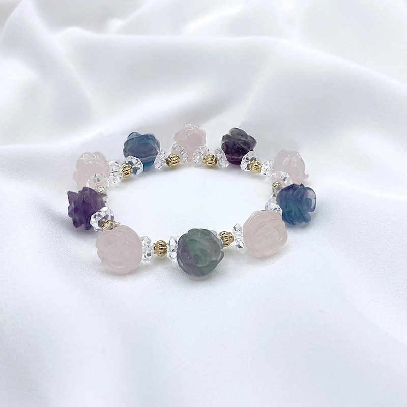 装いがパッと華やぐ立体的な薔薇カットブレスレット