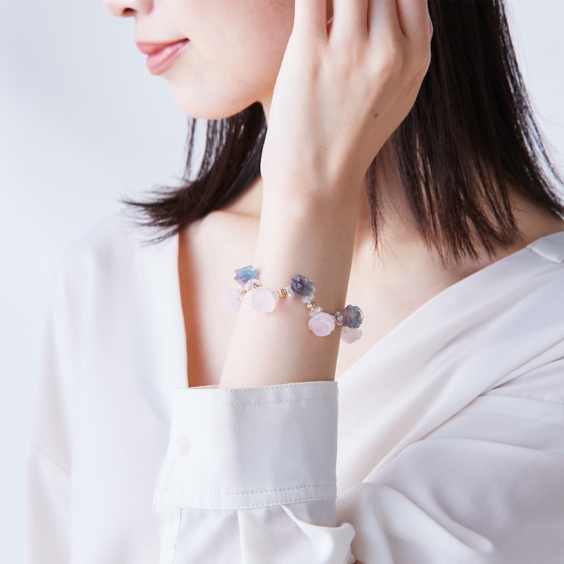 立体的な薔薇カットの天然石