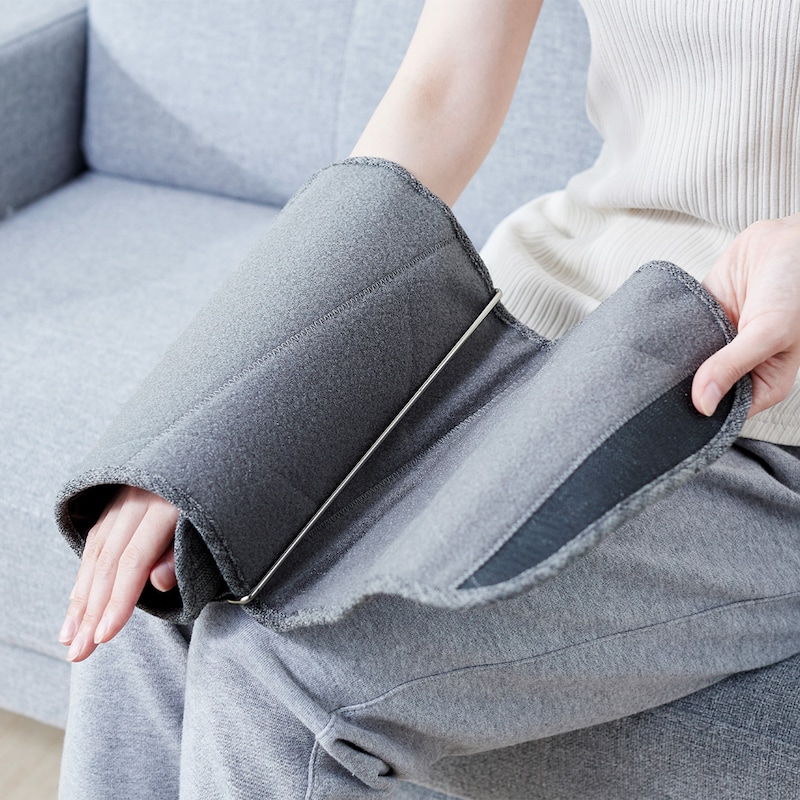 片手で装着でき、ベルトをフレームに通して長さを調節できるので「腕」や「手」にも装着しやすい