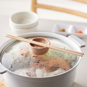 菜箸やお玉が置けるつまみ