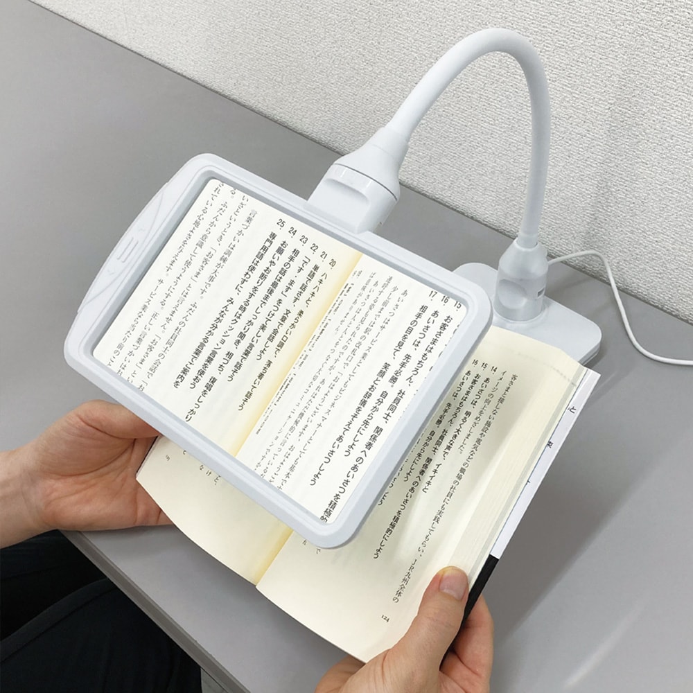 紙面を大きくとらえるワイドフレームのスタンド型ルーペは倍率3X