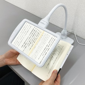 紙面を大きくとらえるワイドフレームのスタンド型ルーペは倍率3X