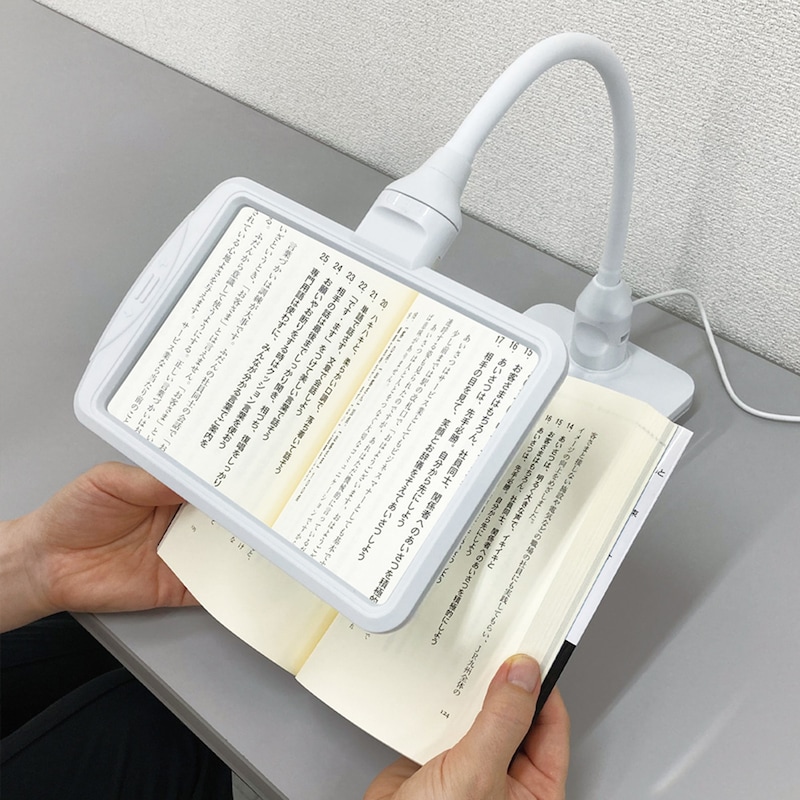 紙面を大きくとらえるワイドフレームのスタンド型ルーペは倍率3X