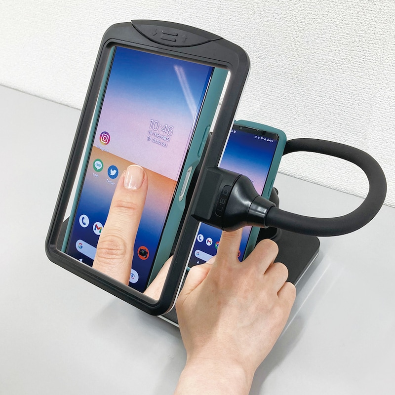 タブレット・スマホが立てられるスタンド付き