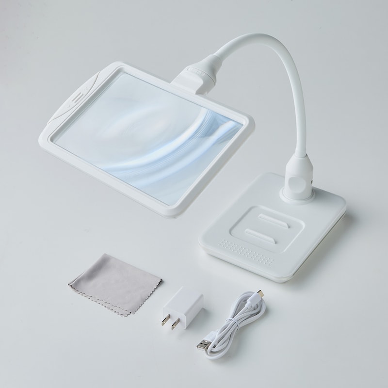 パソコンなどのUSBポートから、または付属のACアダプタでコンセントから給電が可能