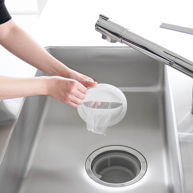 カバー裏側のホルダーにネットを引っ掛けるだけで簡単に取り付けることができます