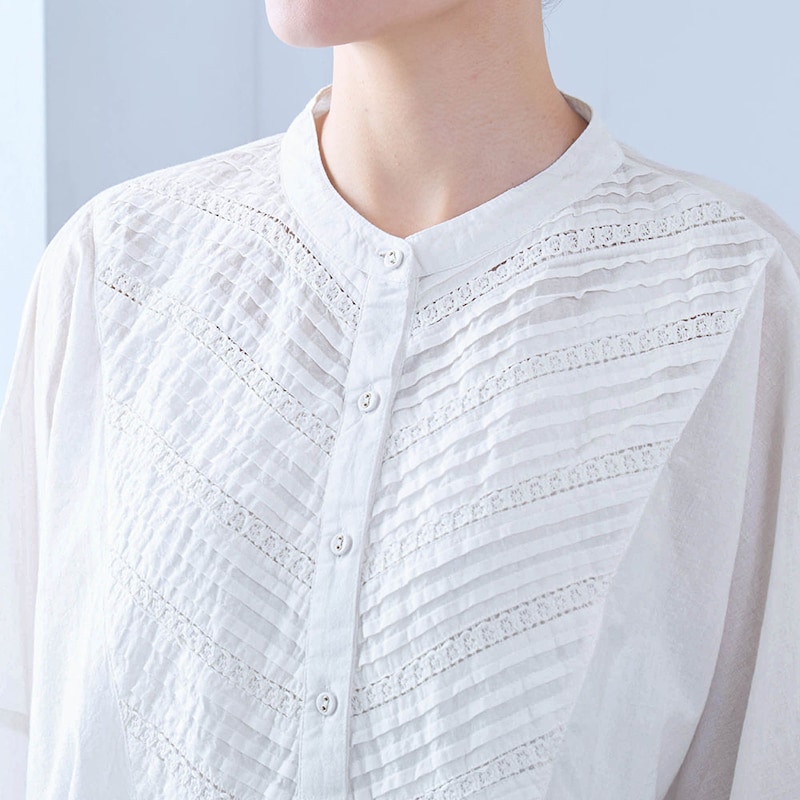 繊細で柔和な印象のピンタックとレース使いが印象的