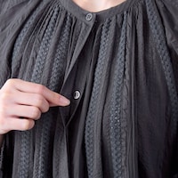 第二ボタン以降をヒヨク仕立てにすることですっきりとした印象に