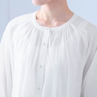ギャザーデザインでふんわりとしたシルエットに
