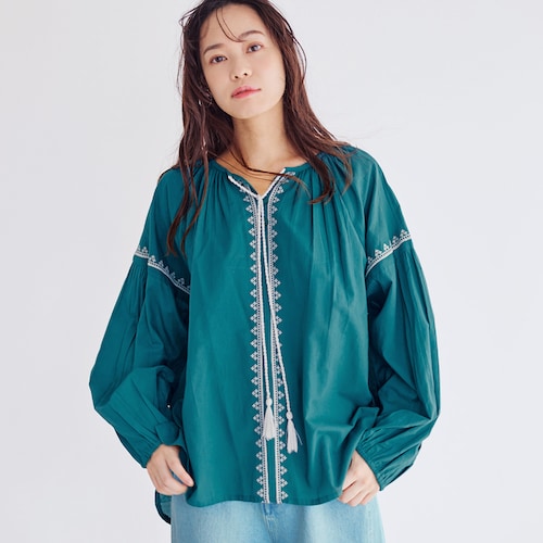 配色刺繍使いブラウス