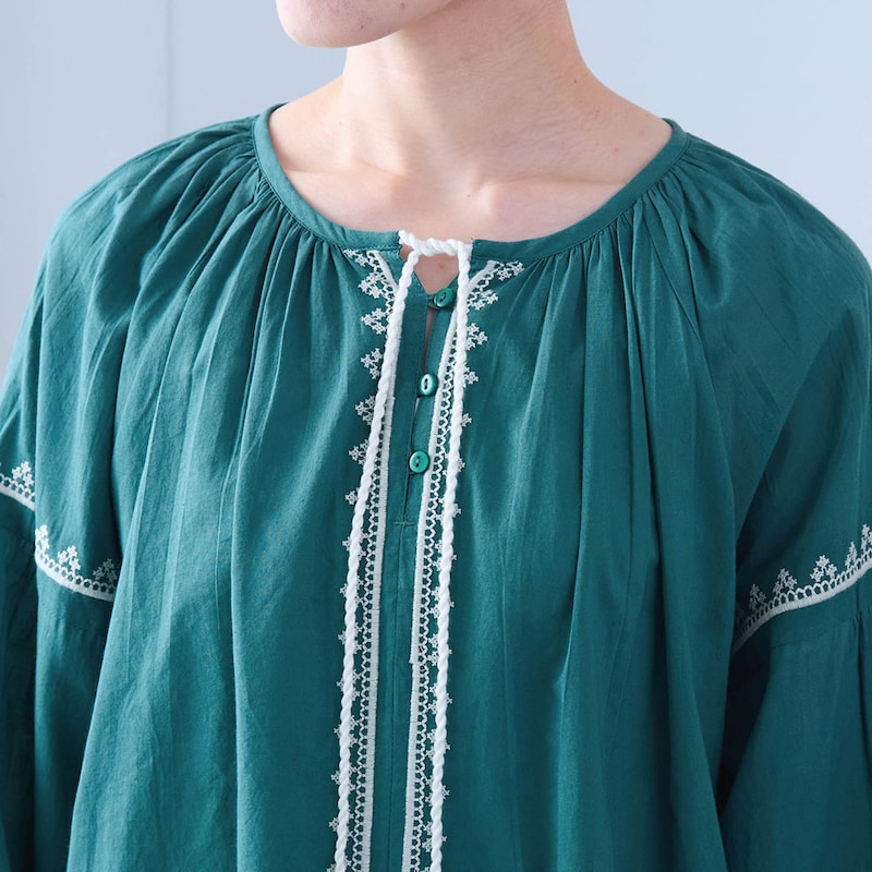 首まわりにギャザーを寄せたゆるめのシルエット