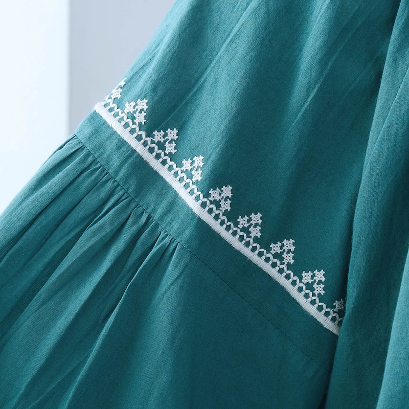 贅沢にあしらった配色刺繍