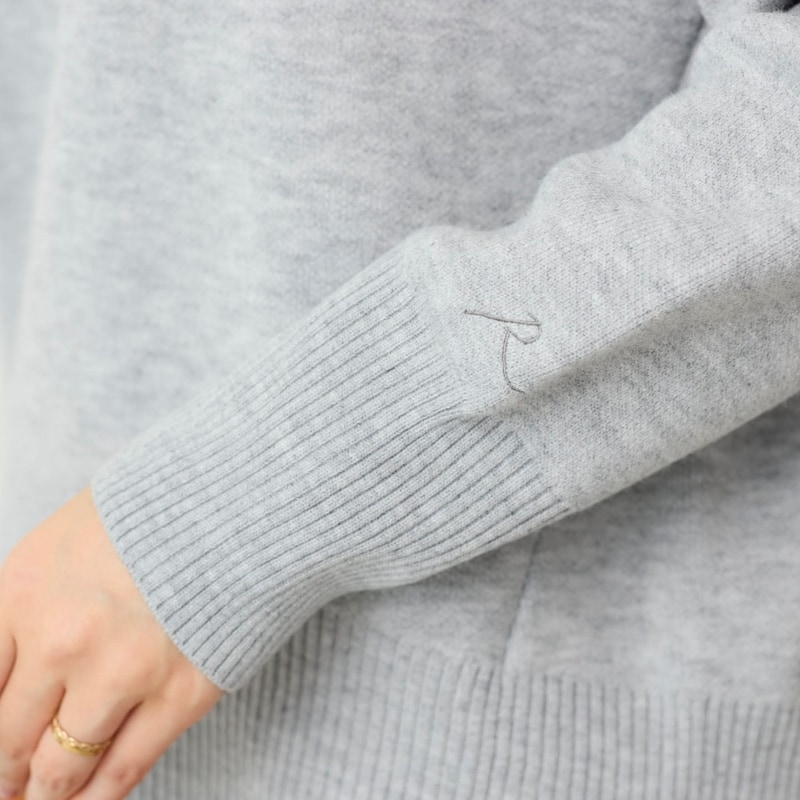 幅広リブとアクセントの刺繍ロゴ