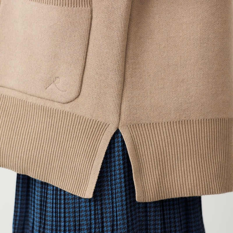 サイドのスリットが抜け感をプラス