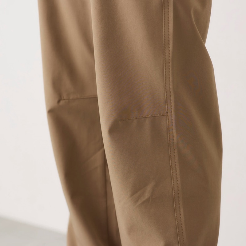 ひざ部分にはダーツを配置