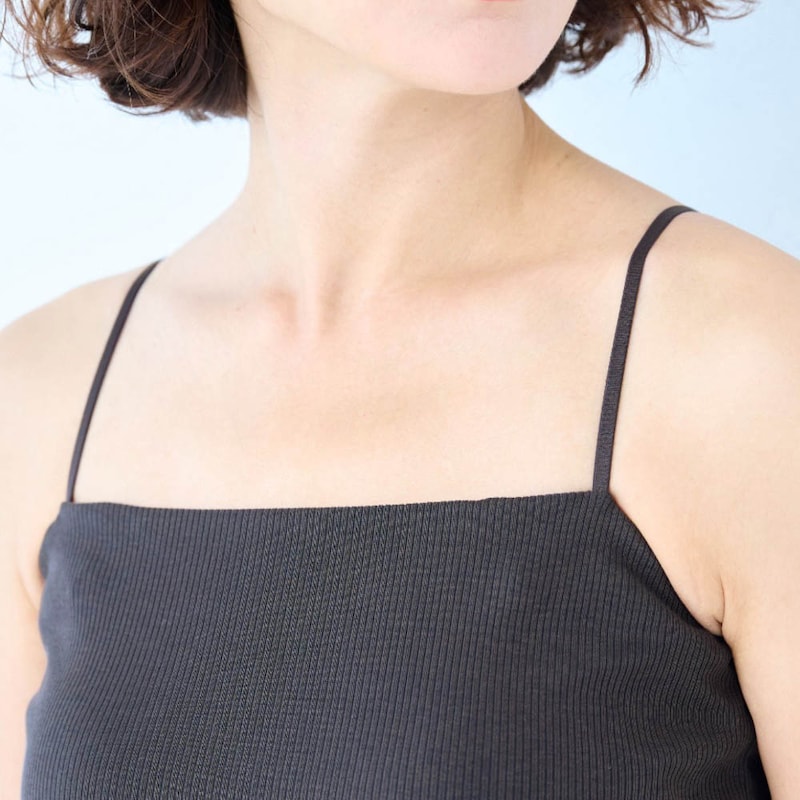 真っすぐなフロントに華奢なストラップですっきり見え