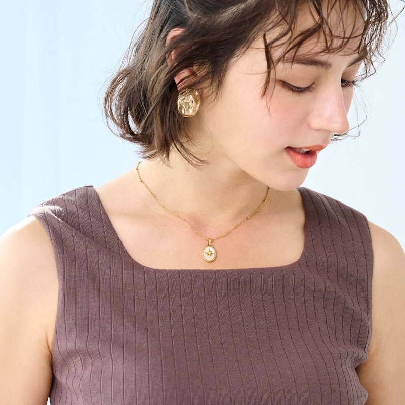 胸元浅めのスクエアネックデザイン