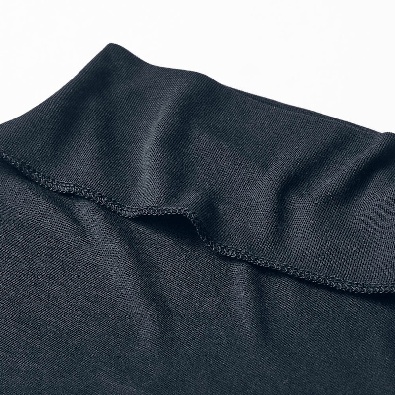 首回りは折り返し始末ですっきりしたデザインに