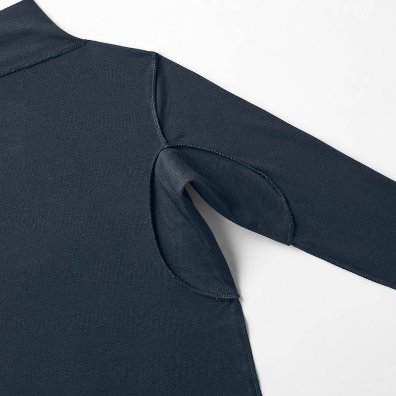 脇に縫い目のない仕様で縫い目からの汗ジミもカバー（肌側）