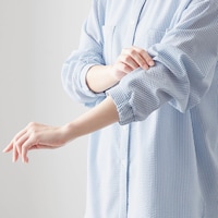 袖口はゴム入りで腕まくりしやすく家事のときなどにも便利