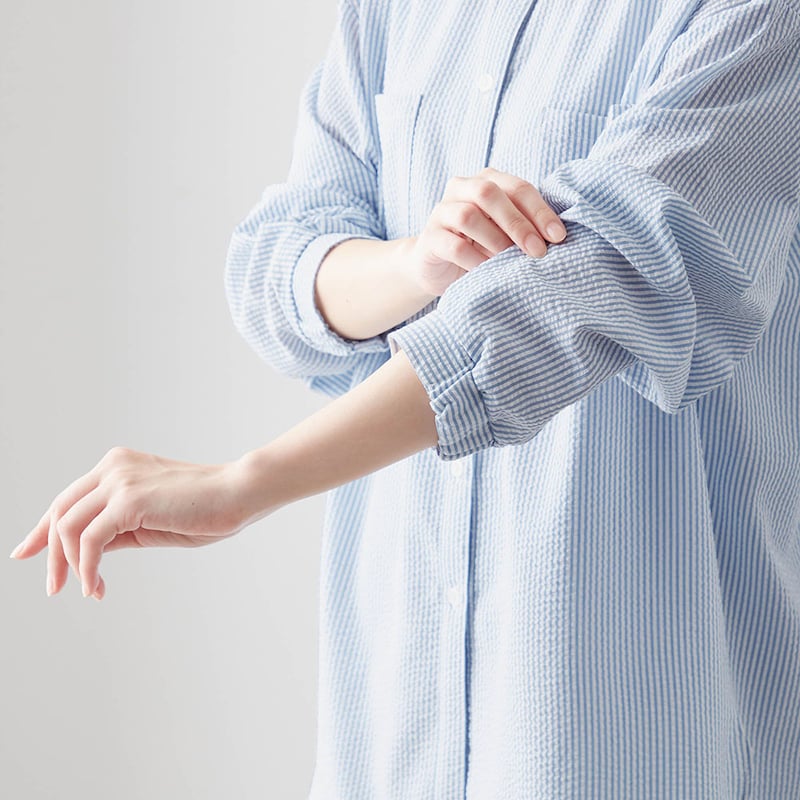 袖口はゴム入りで腕まくりしやすく家事のときなどにも便利