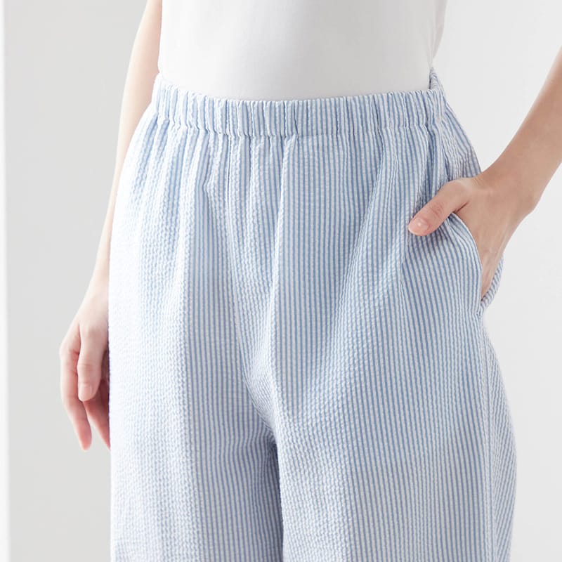 ウエストは総ゴム仕様でらくちん＆両サイドには便利なポケット付き