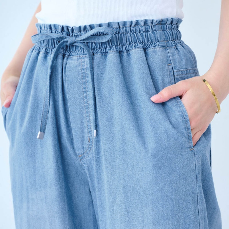 両サイドには便利なポケット付き