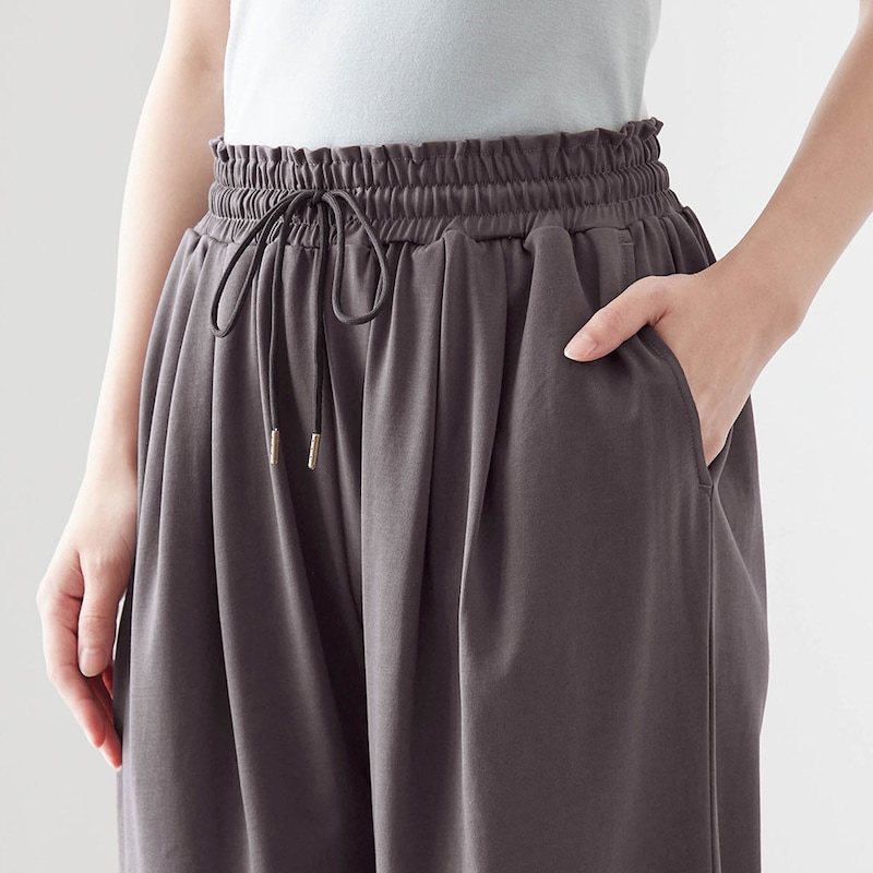 ウエストは総ゴム仕様でらくちん＆便利な両サイドポケット付き