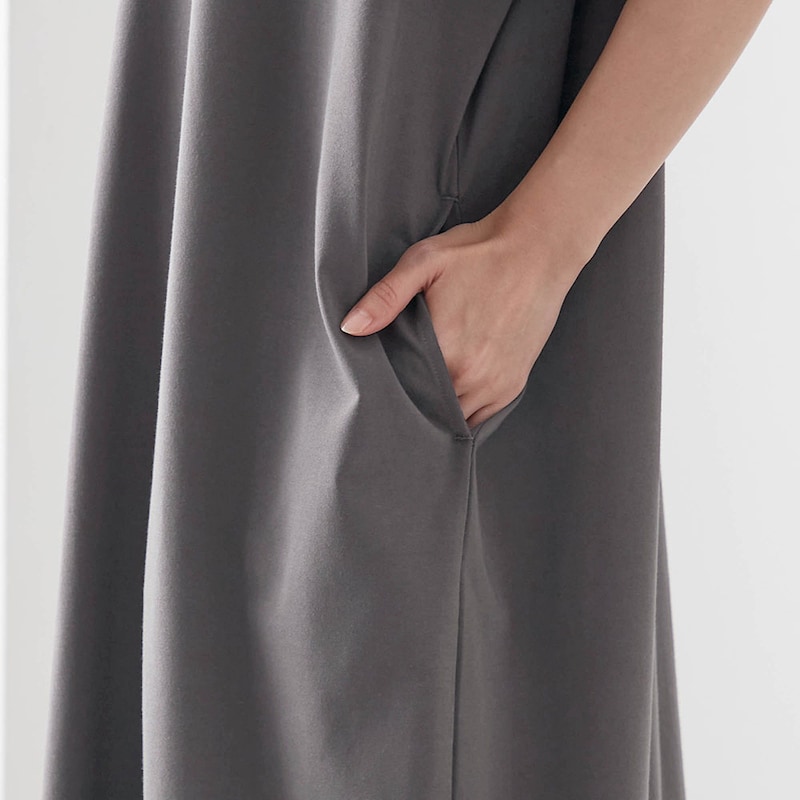 両サイドには便利なポケット付き