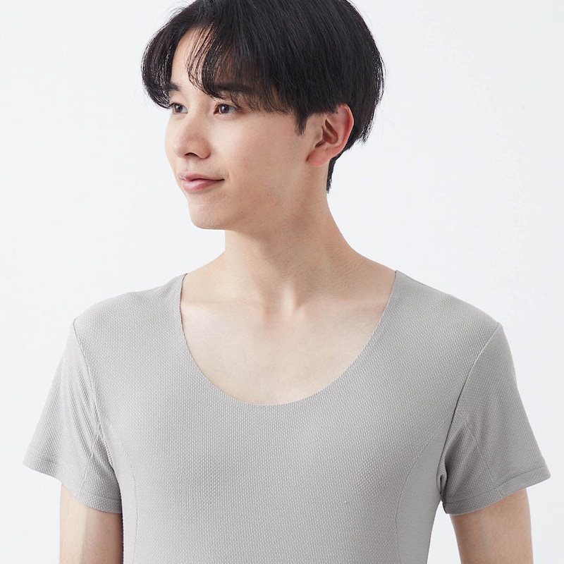 襟元の段差や透けが気にならないシームレス仕様