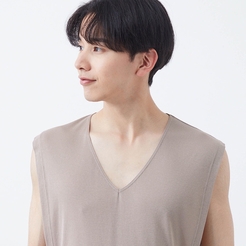 チラ見えしにくい広めのVネック