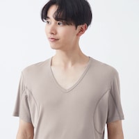 チラ見えしにくい広めのVネック