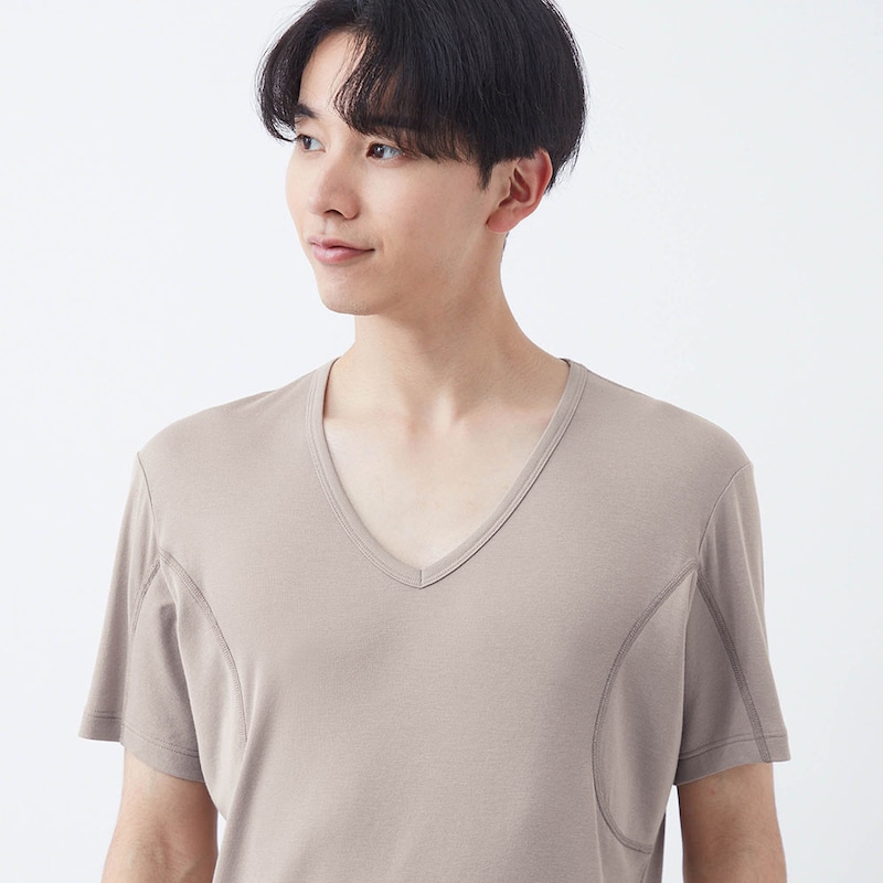 チラ見えしにくい広めのVネック