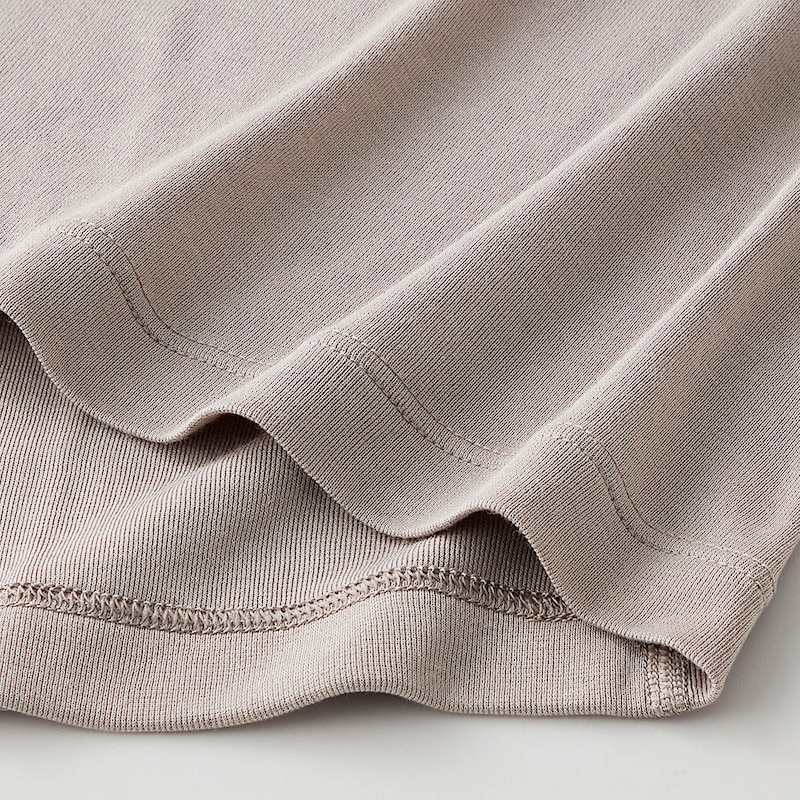 薄手のやわらかな綿レーヨン混に吸水速乾機能で暑い日でもサラッと快適