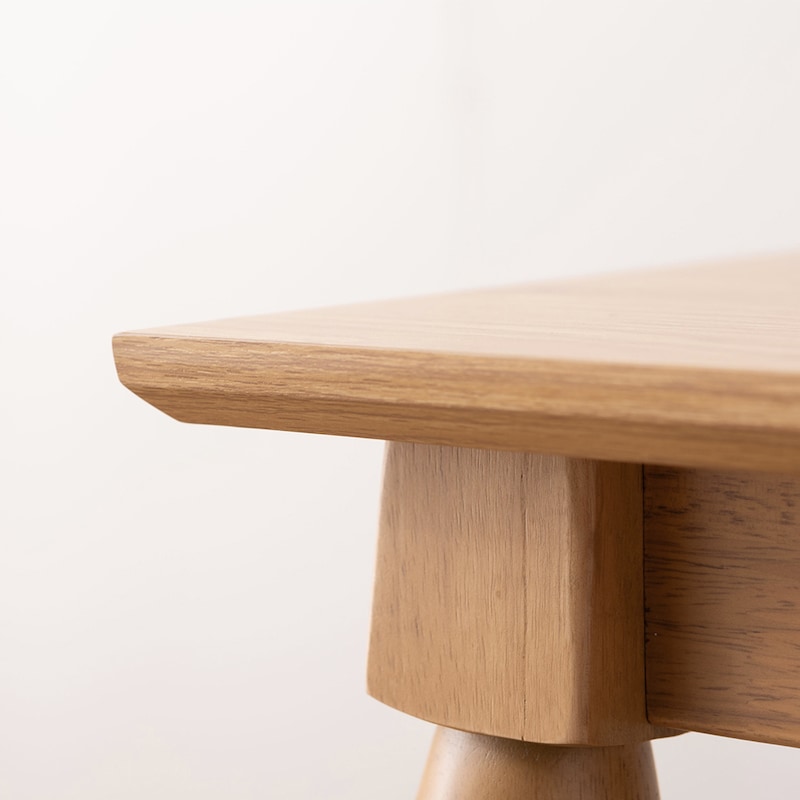 天板縁に面取りを施した丁寧な仕上げ