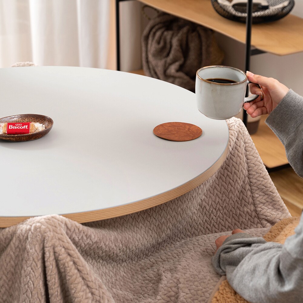 こたつ布団を使用する際に布団がずれない様にテーブル天板と脚部で布団を挟み込む仕様