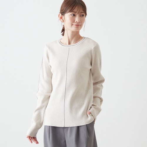 やわもち素材のライン入りクルーネックニット