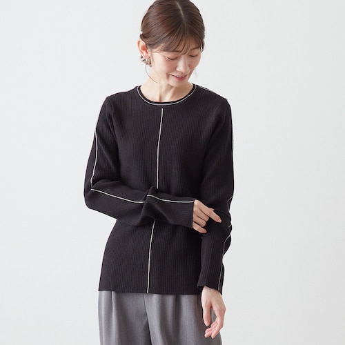 やわもち素材のライン入りクルーネックニット