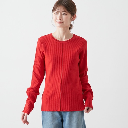 やわもち素材のライン入りクルーネックニット