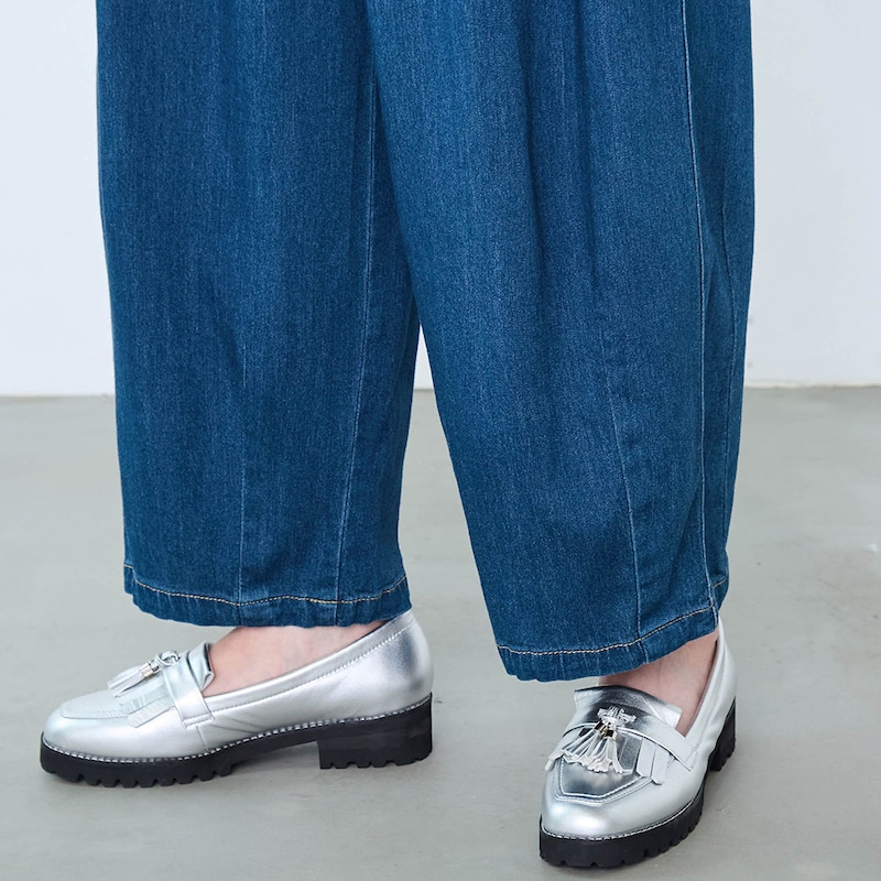 裾のダーツが脚をすっきり見せ